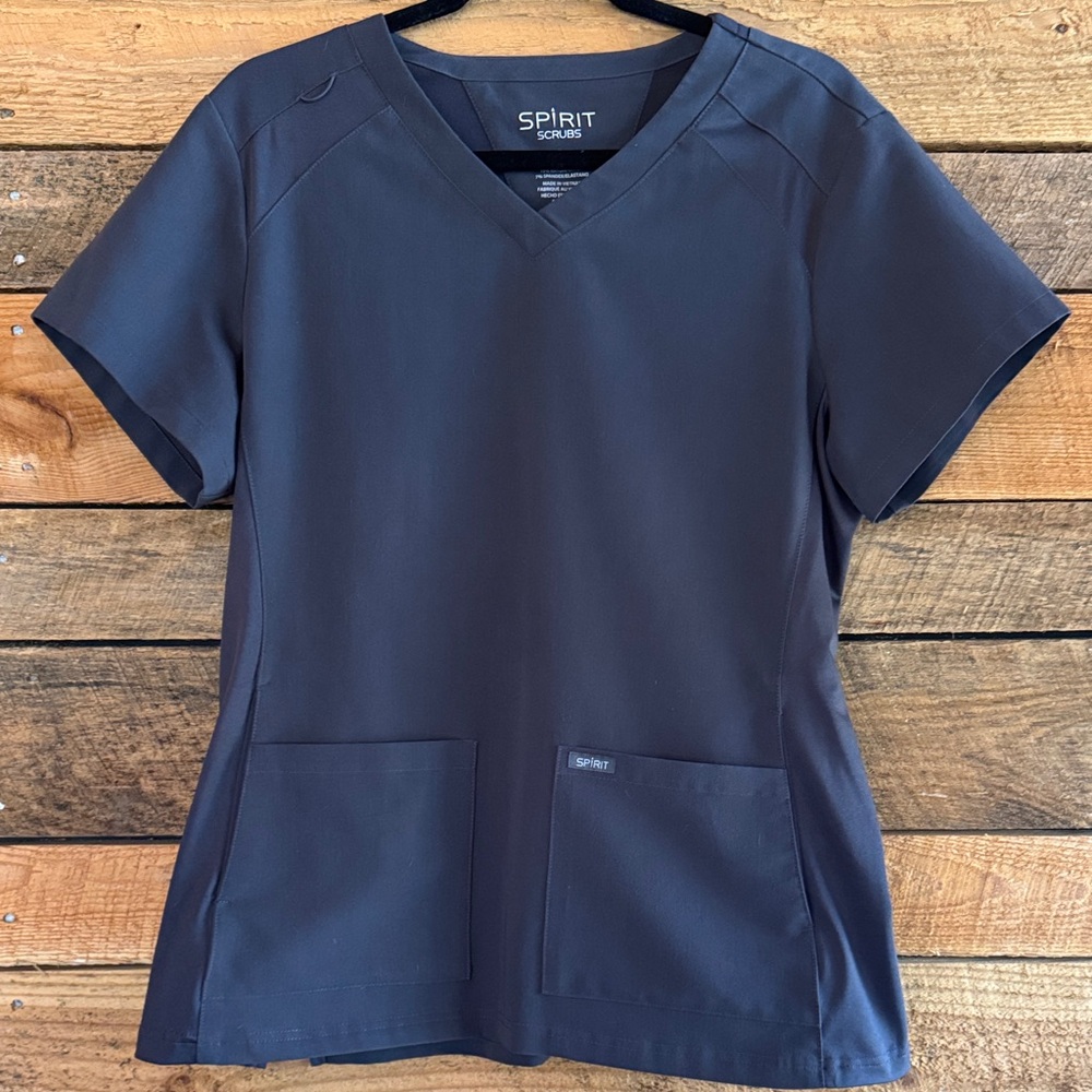 Spirit Scrubs Gray Top Size L in EUC